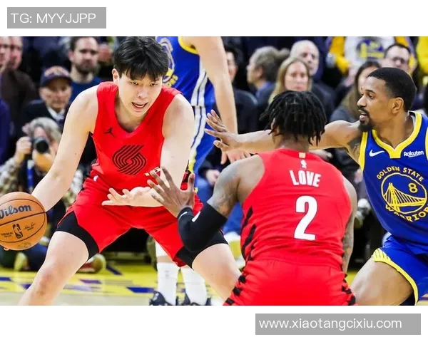 勇士与开拓者精彩对决瞬间回顾，篮球场上的激情与荣耀交织